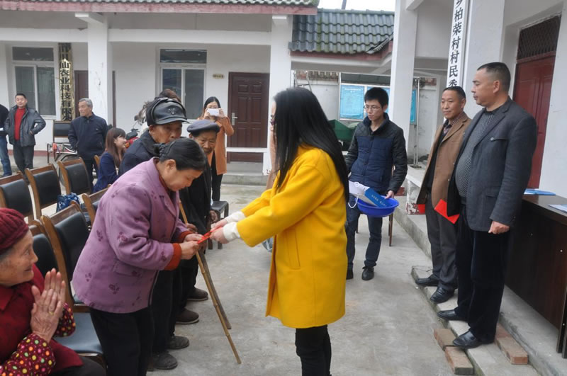 我公司領導向被幫扶對象捐贈發(fā)放慰問金